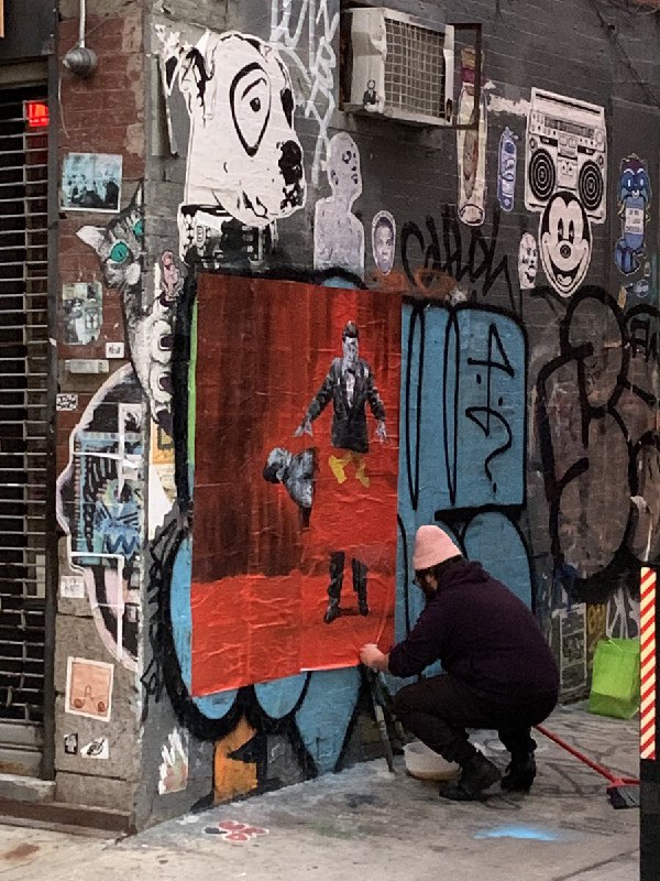 巴丢草在曼哈顿的最新创作，“习近平为毛尸招魂”