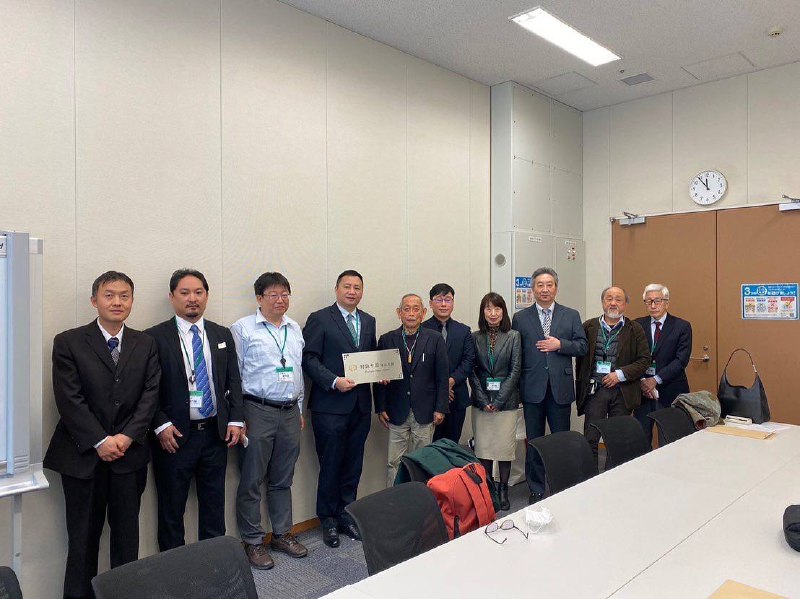 上午在日本國會大樓會議室，正式宣布「對話中國」智庫日本分部成立，分部由日本前經濟產業副大臣牧野聖修先生擔任最該顧問，資深媒體人王進忠擔任代表，同時加入智庫的還有國際大赦日本負責人井出慶太郎，出版界人士北井大輔等7名日本友人以及中共海外民運人士