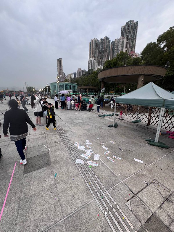 亂拋垃圾是不對的（圖為堅尼地城國安嘉年華後現場 1800左右）亂拋垃圾是不對的（圖為堅尼地城國安嘉年華後現場 1800左右）