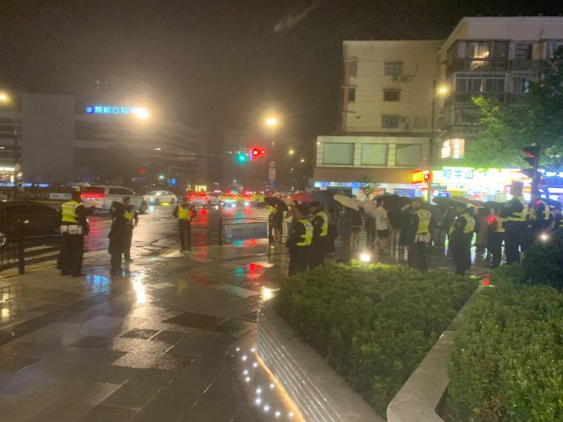 实施“万圣节戒严”后，年轻人已经组织起来了如果中共惹翻了年轻人，是不好办的#万圣节革命实施“万圣节戒严”后，年轻人已经组织起来了如果中共惹翻了年轻人，是不好办的#万圣节革命