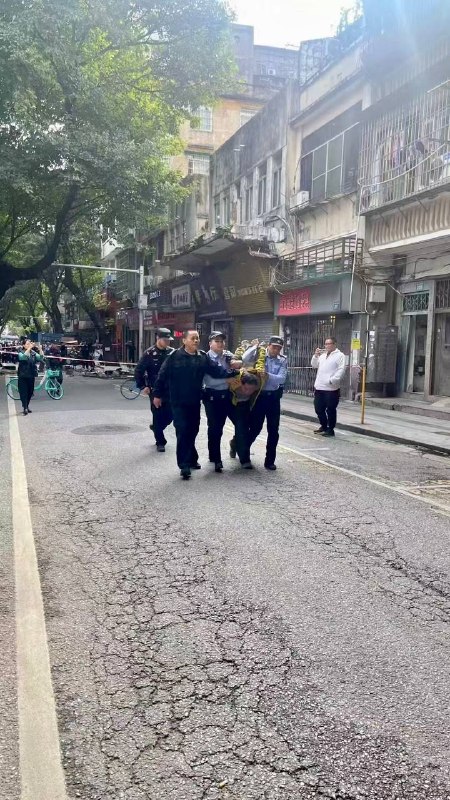 11月21日广州海珠区，一名男子持刀与警察对峙，最后寡不敌众被制服🫡By