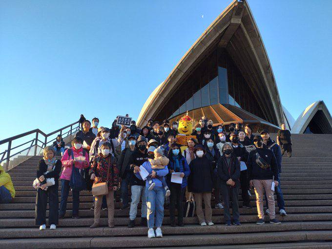 悉尼维尼同香港人在悉尼歌剧院齐唱願榮光歸香港悉尼维尼同香港人在悉尼歌剧院齐唱願榮光歸香港