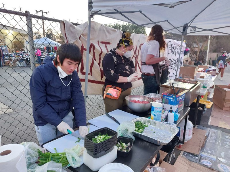 小英雄易碎君亲自前往洛杉矶灾区分发物资、做饭给灾民小英雄易碎君亲自前往洛杉矶灾区分发物资、做饭给灾民