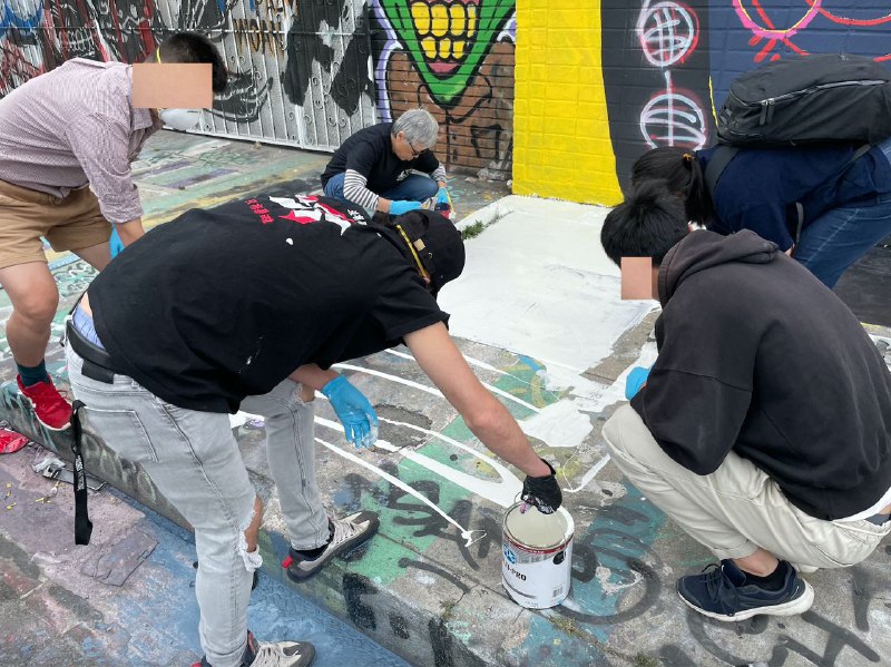 我们在洛杉矶Downtown做了个涂鸦！左边是香港社群朋友设计的图案，画的是未来香港的监控和侵犯自由；右边是中国社群朋友设计的图案，打破屏蔽与监控，重新发现坦克人