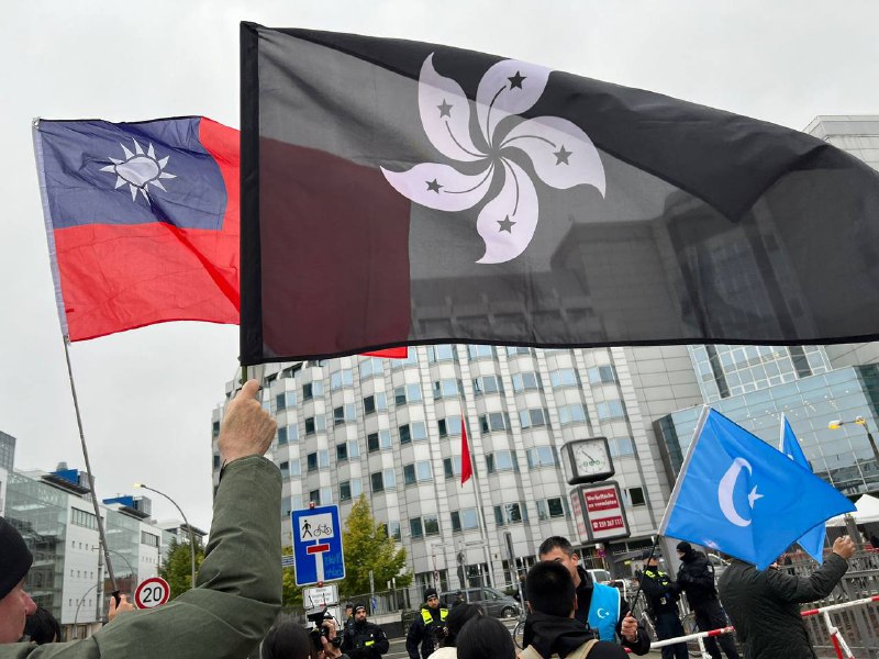 📍德国柏林 中国大使馆门外⏱️十月一日下午别看你今天闹得欢你明天闹更欢！感谢记者苏雨桐推特发布现场图片📍德国柏林 中国大使馆门外⏱️十月一日下午别看你今天闹得欢你明天闹更欢！感谢记者苏雨桐推特发布现场图片