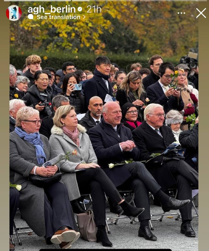 六四学运领袖周锋锁和上海白纸运动抗争者黄意诚参加了纪念柏林墙倒塌35周年的现场活动，并有幸与德国现任总统施泰因迈尔合照