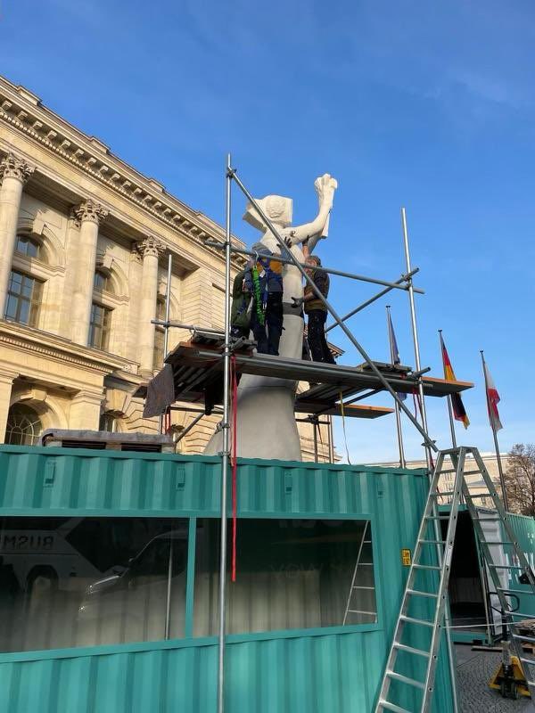 柏林市议会前天安门广场的民主女神像被重新树立，这是中国人权和人道中国和柏林的Axel Springer Freedom Foundation 的合作，11月7日上午八点我将和柏林议会议长和其他贵宾在开幕式讲话，欢迎前来