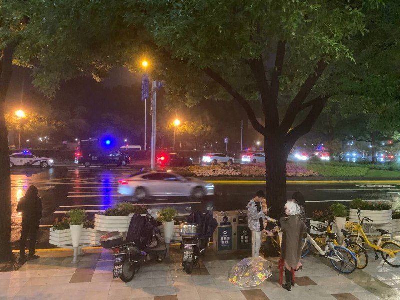 实施“万圣节戒严”后，年轻人已经组织起来了如果中共惹翻了年轻人，是不好办的#万圣节革命实施“万圣节戒严”后，年轻人已经组织起来了如果中共惹翻了年轻人，是不好办的#万圣节革命