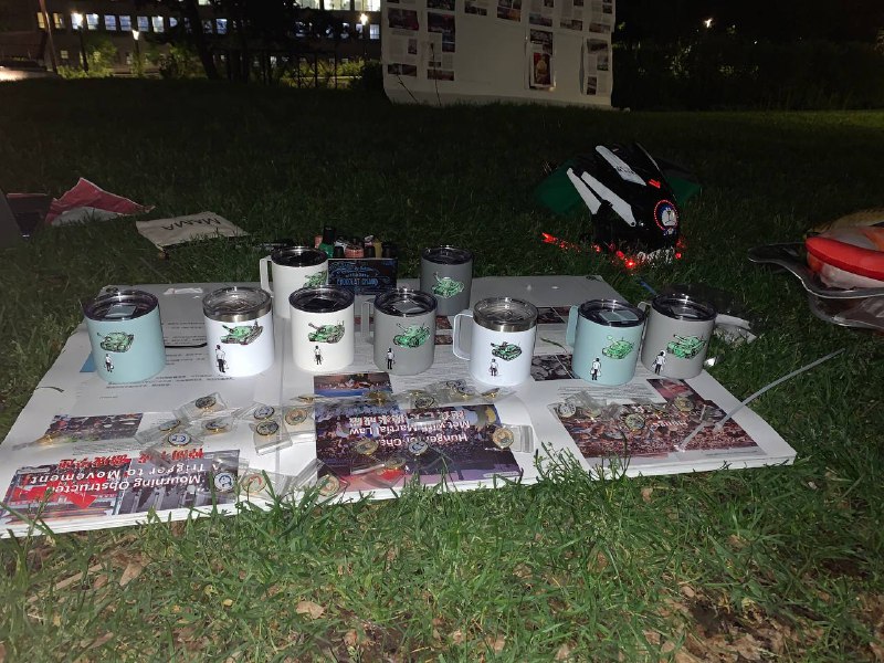 多伦多大学内的64纪念活动，我们在这个展位义卖指甲油涂的坦克人杯子，所有收入都会捐掉，方脸也在帮忙上色，今年反响很好卖出了一大半，欢迎明年继续光顾👀众筹反共，冲鸭👤 来自