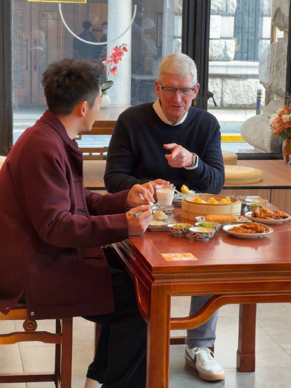 库克来华，Ryan “小猎豹” 郑恺 与库克在上海外滩偶遇 ，一起吃了一顿上海传统早餐