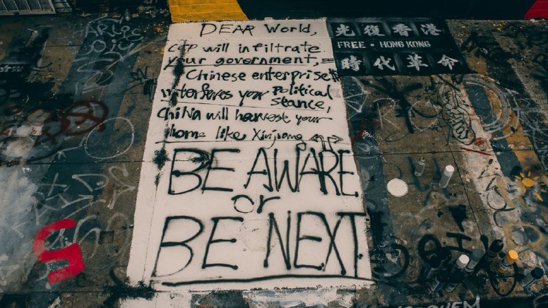 我们在洛杉矶Downtown做了个涂鸦！左边是香港社群朋友设计的图案，画的是未来香港的监控和侵犯自由；右边是中国社群朋友设计的图案，打破屏蔽与监控，重新发现坦克人