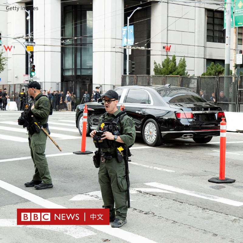 习近平车队抵达旧金山市中心下榻酒店，沿途支持者夹道欢迎