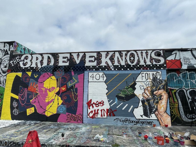 我们在洛杉矶Downtown做了个涂鸦！左边是香港社群朋友设计的图案，画的是未来香港的监控和侵犯自由；右边是中国社群朋友设计的图案，打破屏蔽与监控，重新发现坦克人