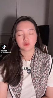 快递员抹脖白嫖夫妇事件，一对夫妇“买A退B”，商家督促快递员回头处理，快递员因投诉机制，被迫尝试上门取件，顾客回避沟通，家中无人应答，但快递员听到屋内手机铃声