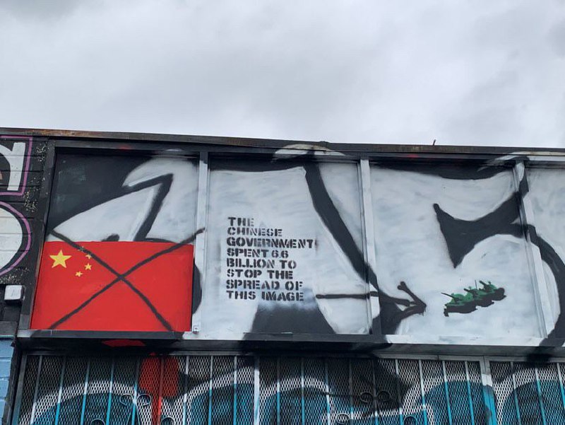 我们在洛杉矶Downtown做了个涂鸦！左边是香港社群朋友设计的图案，画的是未来香港的监控和侵犯自由；右边是中国社群朋友设计的图案，打破屏蔽与监控，重新发现坦克人