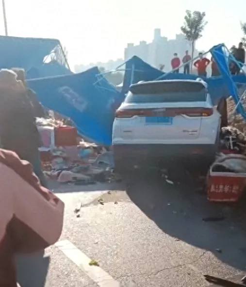 甘肃汽车冲撞路边摊致十余人死伤