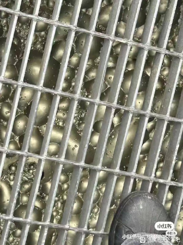 那6名东北大学生，应该是21世纪至今死得最惨的人了吧？😰浮选槽内的矿浆密度高达1.5-2.0g/cm³，且含有硫化氢等剧毒成分，落水者在1分钟内即丧失行动能力，同时还有高温运转的搅拌刀片