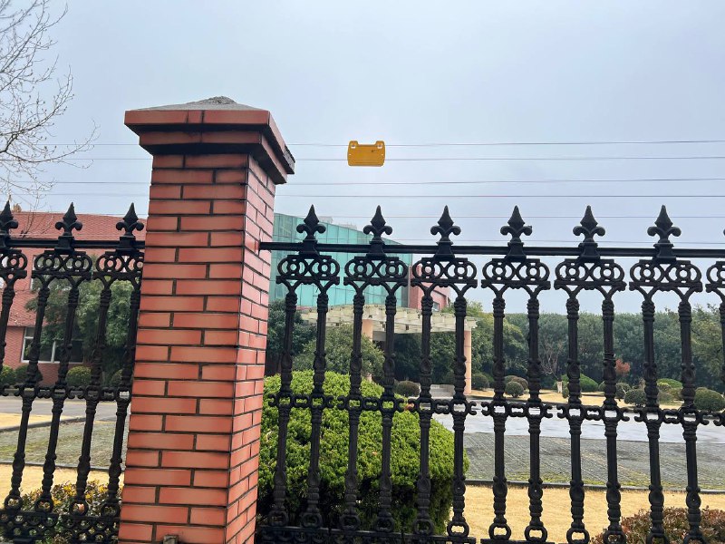 习近平倡导的平安中国，实质上是监控中国老百姓的大监狱，短短不到一公里的街道，遍布了摄像头监控和高压电网，监控民众无所不用其极