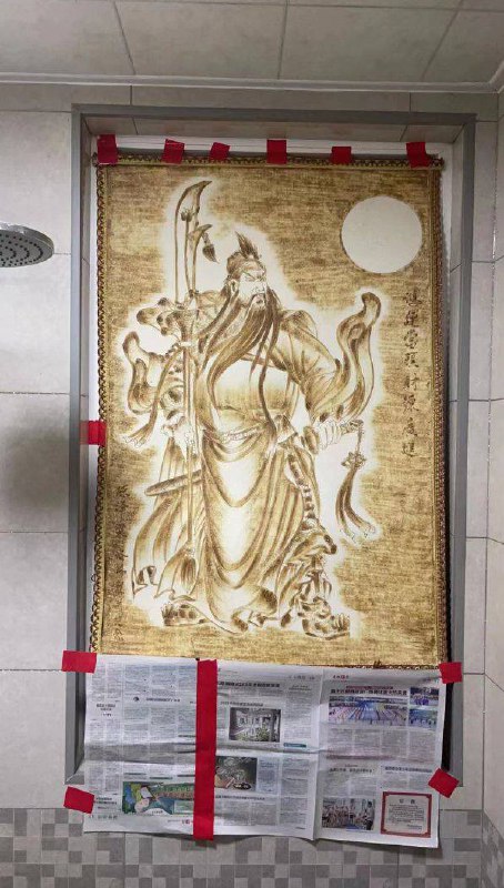 习皇出行，仪式感满满，5月15日，山西运城，据称为迎接国家主席习近平前往运城视察，当地有关部门组织将沿路两侧的窗户用纸封住