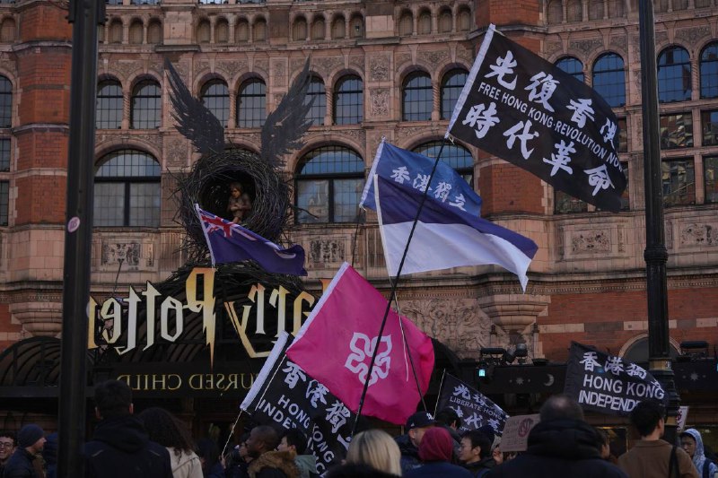 本周六，近四百名港人在英国违反了香港国安法本周六，近四百名港人在英国违反了香港国安法