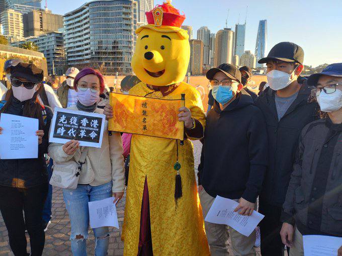悉尼维尼同香港人在悉尼歌剧院齐唱願榮光歸香港悉尼维尼同香港人在悉尼歌剧院齐唱願榮光歸香港