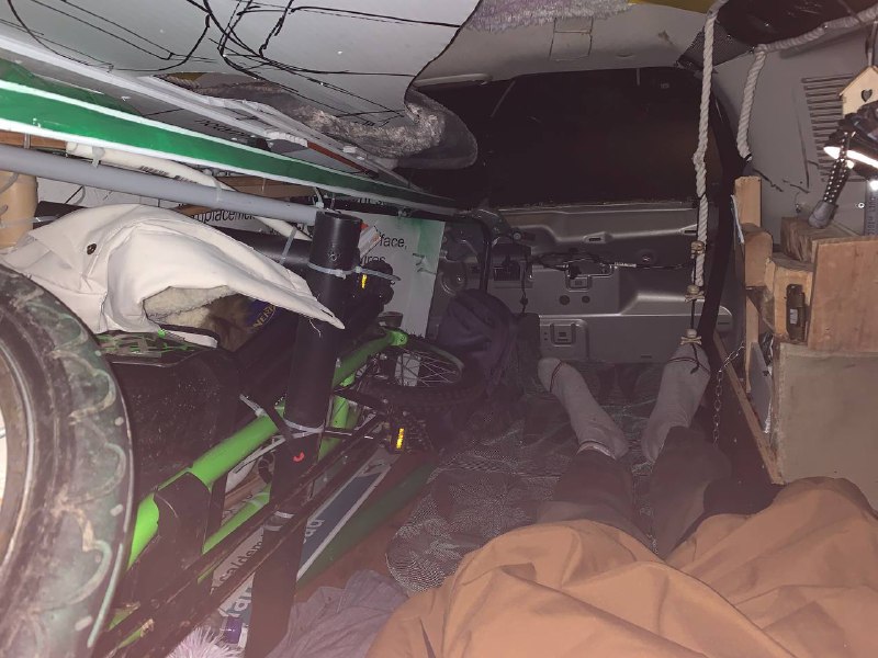 明天就要参加民运线下活动了，今晚找到个好桥洞停车！睡大街真舒胡，省下了五刀停车费(
