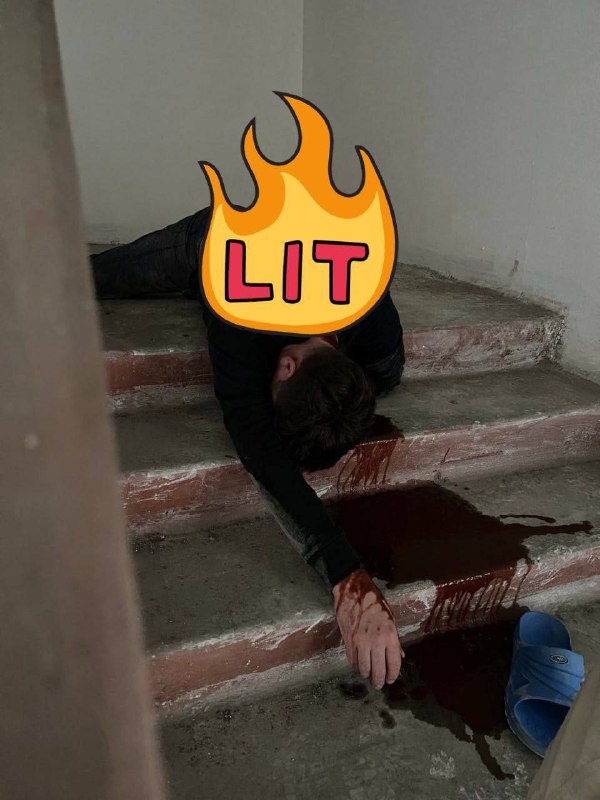 正在休假的俄军军官被人用匕首刺死宰不了普京还宰不了你?😏⚠️血腥图片慎点⚠️投稿By