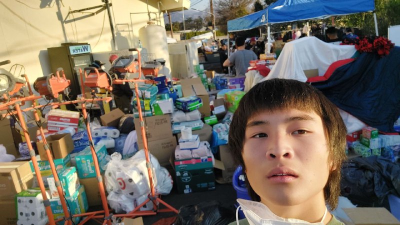 小英雄易碎君亲自前往洛杉矶灾区分发物资、做饭给灾民小英雄易碎君亲自前往洛杉矶灾区分发物资、做饭给灾民