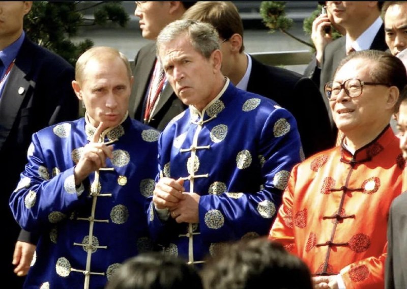 蛤蛤还挺阴，自己穿红