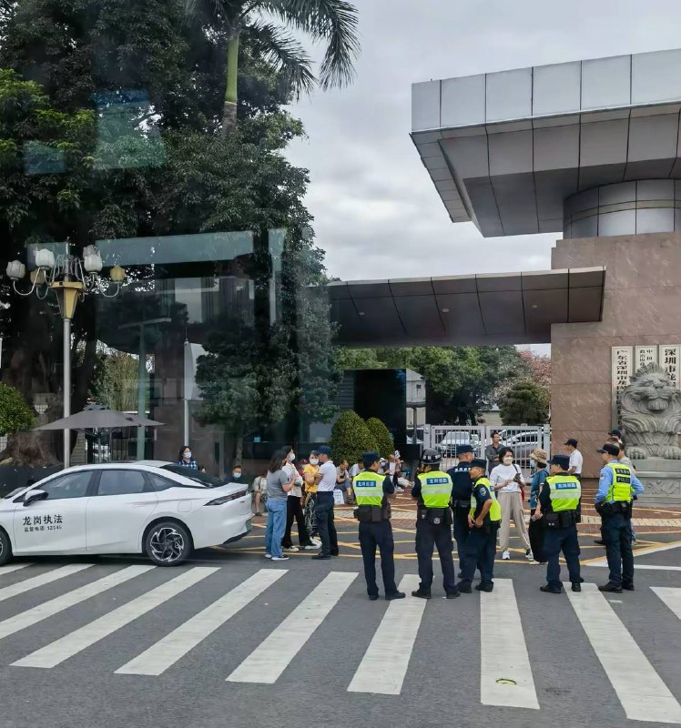 广东最热闹的政府深圳龙岗，每天不论上午下午，都有人聚集起来支持习主席🤡By