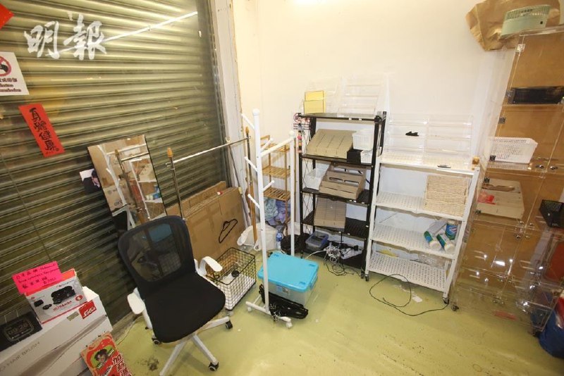 香港警方国安处今天晚上派出大批警员与海关人员联合搜查名为“隐世市集”的临时市集搬走大批货物作为证物（图2 图3）其中包含一本记载香港2019年抗争历史的刊物（图1）有摊档因此被一扫而空（图4）有6人被捕，警方称为“反政府组织成员”警方给出的理由是刊物涉嫌宣扬港独 煽动颠覆中央及香港政府 煽动暴力 唆使违法等等衣服等物品上印的图案与字句美化暴力 反政府By