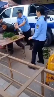 2024年4月23日，地点四川省巴中市南江县吊桥，某城管将老无所养、自食其力买点自己种的蔬菜的老人当场打成瘫痪