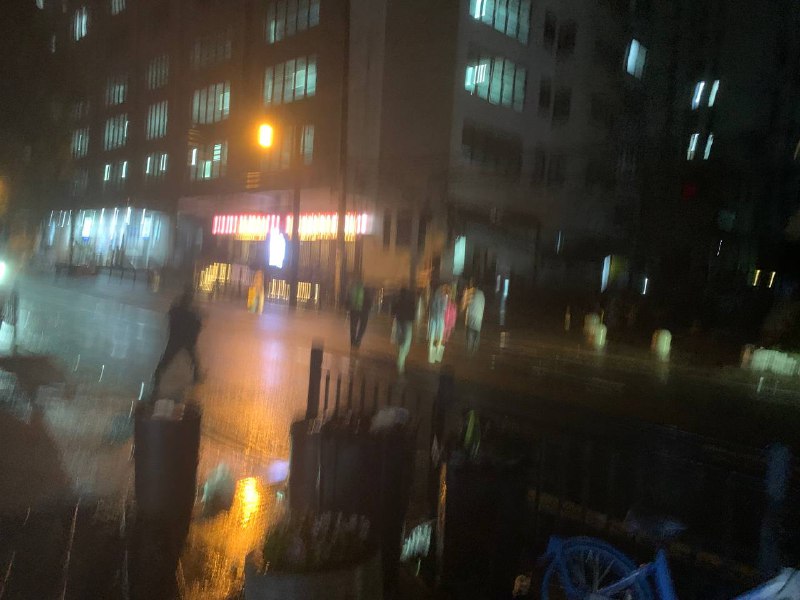 现场有人被带进公安局，警察带着几个人走#万圣节革命 #不给民主就搞怪现场有人被带进公安局，警察带着几个人走#万圣节革命 #不给民主就搞怪