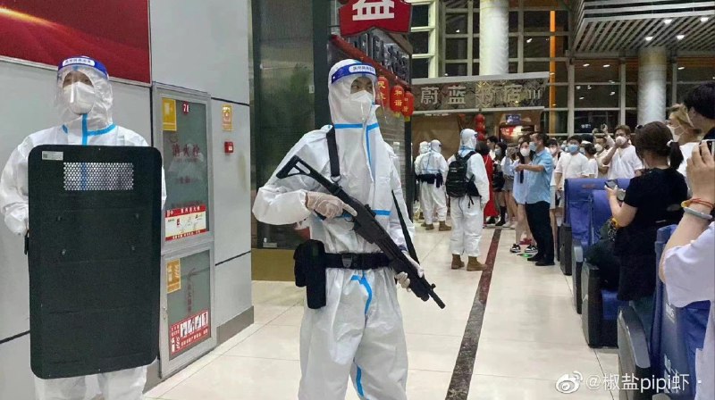 云南西双版纳爆发疫情，大量旅客滞留在机场，与持枪大白对峙就是支持习近平云南西双版纳爆发疫情，大量旅客滞留在机场，与持枪大白对峙就是支持习近平