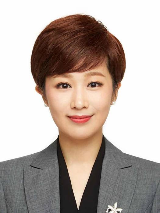 靠记录“扶贫伟业”和跪舔张伯礼“抗疫”而青云直上的“记者”，小编觉得靠陪睡上位还远比这干净，胡编这些昧着良心的东西也不怕生个孩子是尤格萨隆