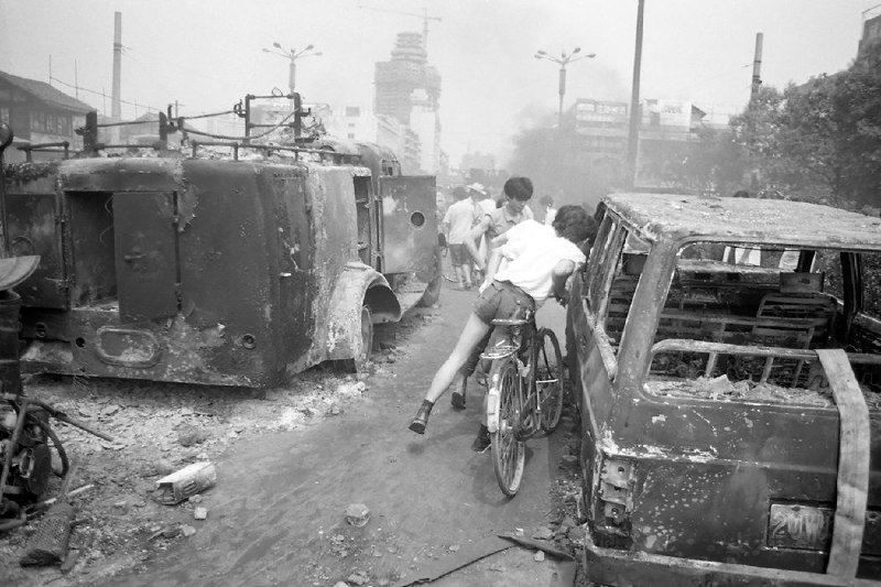 #辱华反华分子介绍380 成都1989反革命集团1989年春天，在成都市中心的天府广场，一些学生聚集在毛主席塑像前举行抗议活动