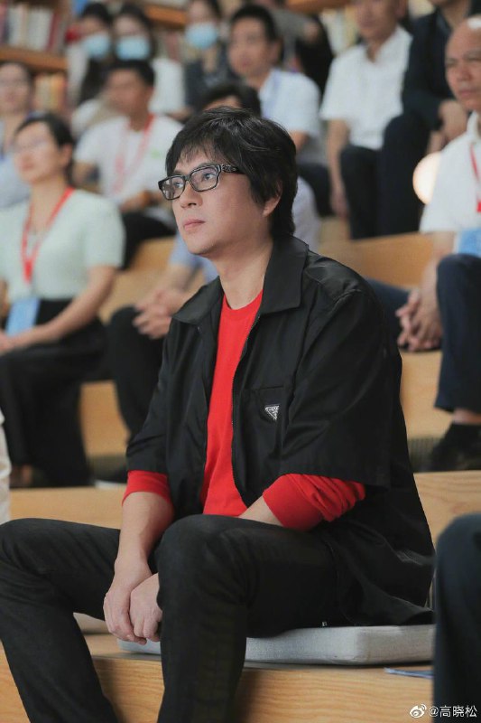 这不是晓松吗？几年不见，这么瘦了？By