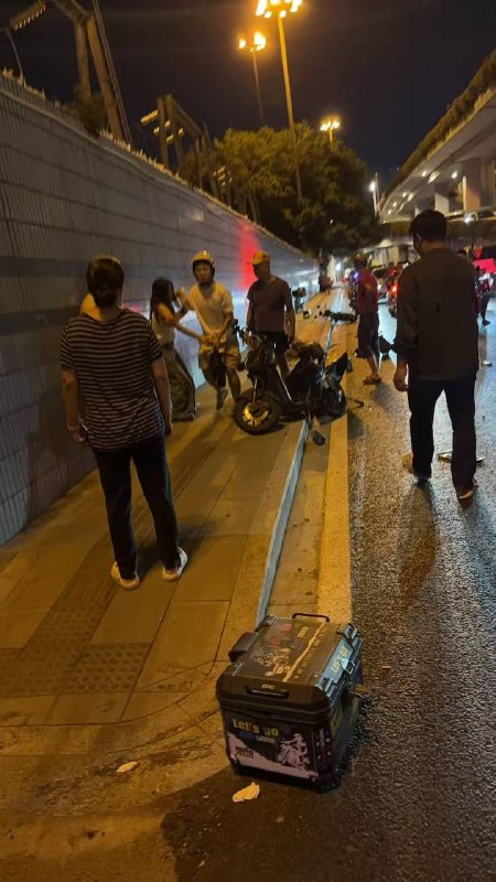 9月2日晚上，广州市海珠区工业大道发生汽车撞人事件，小车在右侧单车道加速直撞，现场多人受伤倒地🕶️ 匿名投稿#世界上最安全的国家9月2日晚上，广州市海珠区工业大道发生汽车撞人事件，小车在右侧单车道加速直撞，现场多人受伤倒地🕶️ 匿名投稿#世界上最安全的国家