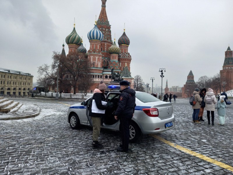 莫斯科，一位勇敢的年轻女子带着“拒绝战争”的海报前往红场，被警察盘查