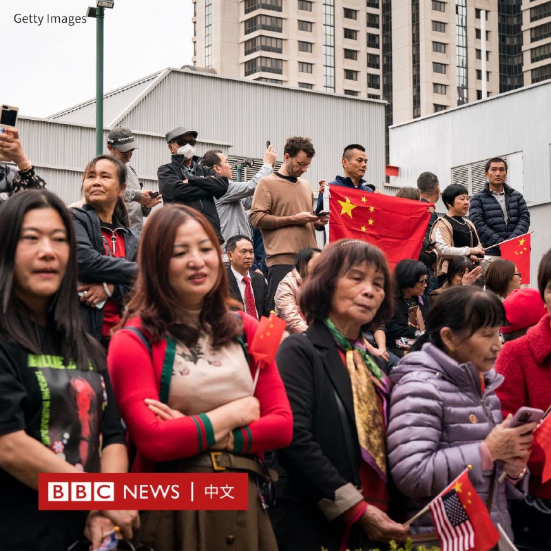习近平车队抵达旧金山市中心下榻酒店，沿途支持者夹道欢迎