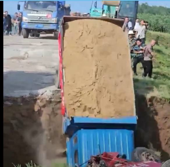 现在的救灾，连草包都没了，全是散沙