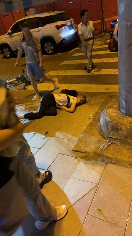 9月2日晚上，广州市海珠区工业大道发生汽车撞人事件，小车在右侧单车道加速直撞，现场多人受伤倒地🕶️ 匿名投稿#世界上最安全的国家9月2日晚上，广州市海珠区工业大道发生汽车撞人事件，小车在右侧单车道加速直撞，现场多人受伤倒地🕶️ 匿名投稿#世界上最安全的国家