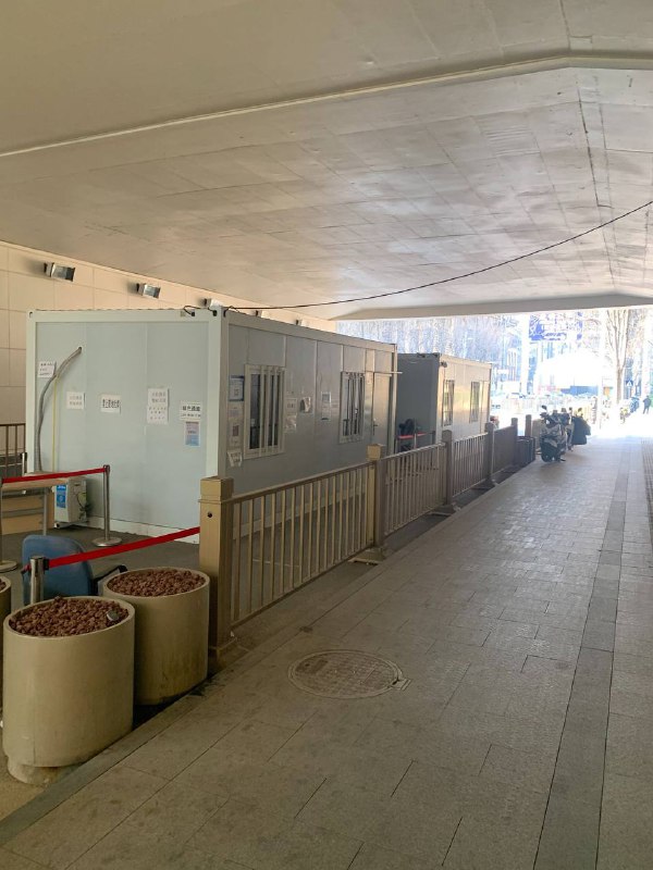 各地的核酸检测亭还保留着，大家还是要做好某个时间重启核酸检测的准备，正如习总书记的讲话，管要迅速的住，放要迅速无脑的放开，反正我自己打了好疫苗也有特效药，哪管老百姓死多少人