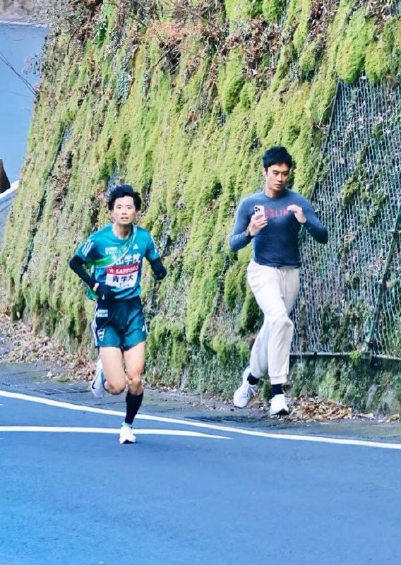 1月2日，日本“箱根驿传”路跑比赛期间，中国网红“沈乌贼”擅自进入赛道跟拍选手，博取流量，甚至无视教练车的多次提醒