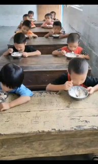 我们减免非洲债务那是高瞻远瞩顾全大局，自己祖国的花朵只能吃猪食，节衣缩食