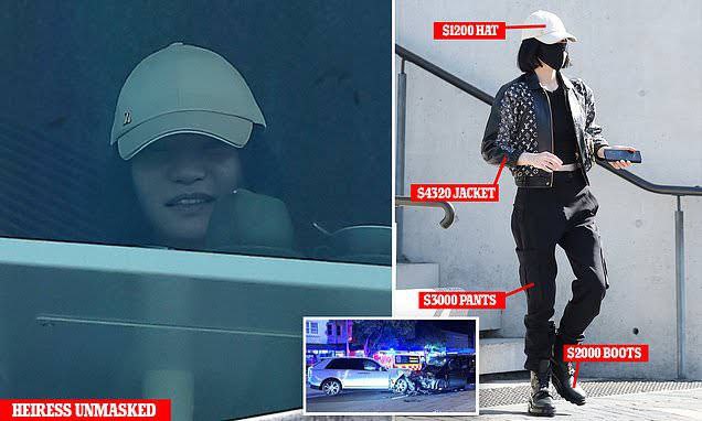 兄弟们是不是快把杨兰兰给忘了啊？快来看看最新的照片吧，澳洲记者拍到了她跟友人吃饭的时候摘口罩的样子