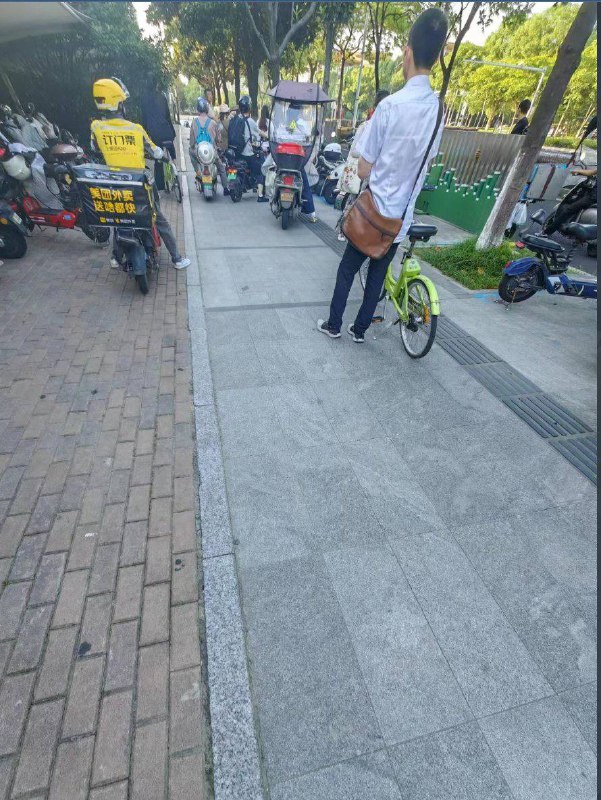 苏州昨天戒严吗？立交桥下每个桥墩坐着一个黑衣人立交桥上所有车辆被两百米外的一辆警车堵住下午有那么1小时 有部分路段人行道也被封锁，不让步行市民，电动车自行车通行投稿by