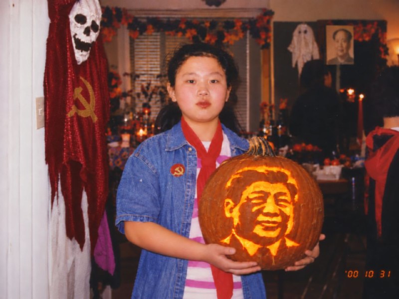 据 #梁家河时报 ，2000年万圣节🎃，习明泽亲手雕刻南瓜灯，献给日夜操劳的父亲