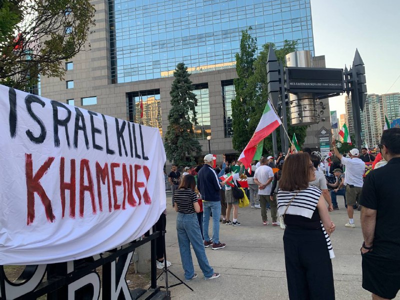 依旧是多伦多北约克广场，伊朗人的游行在呼吁击杀哈梅内衣👙 （十几天前的我线下64纪念活动也是在这个广场👤 来自