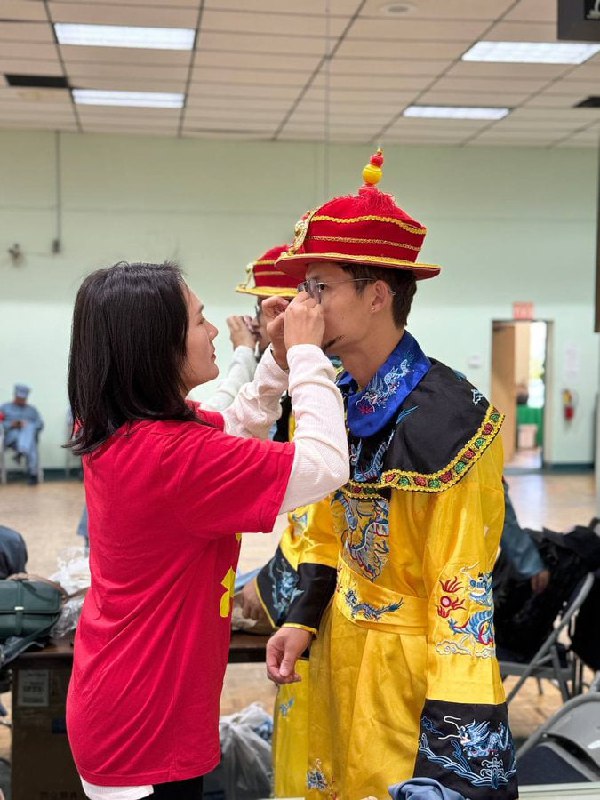 由南加州大学毕业生王涵担任导演，中国民主党洛杉矶执行长王中伟担任主演并负责财务、道具的中文电影《皇帝除三害》，于9月28日上午在南加州大洛杉矶台湾会馆举行了首映仪式